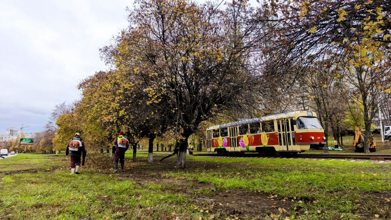 Харківські комунальники продовжують осіннє прибирання